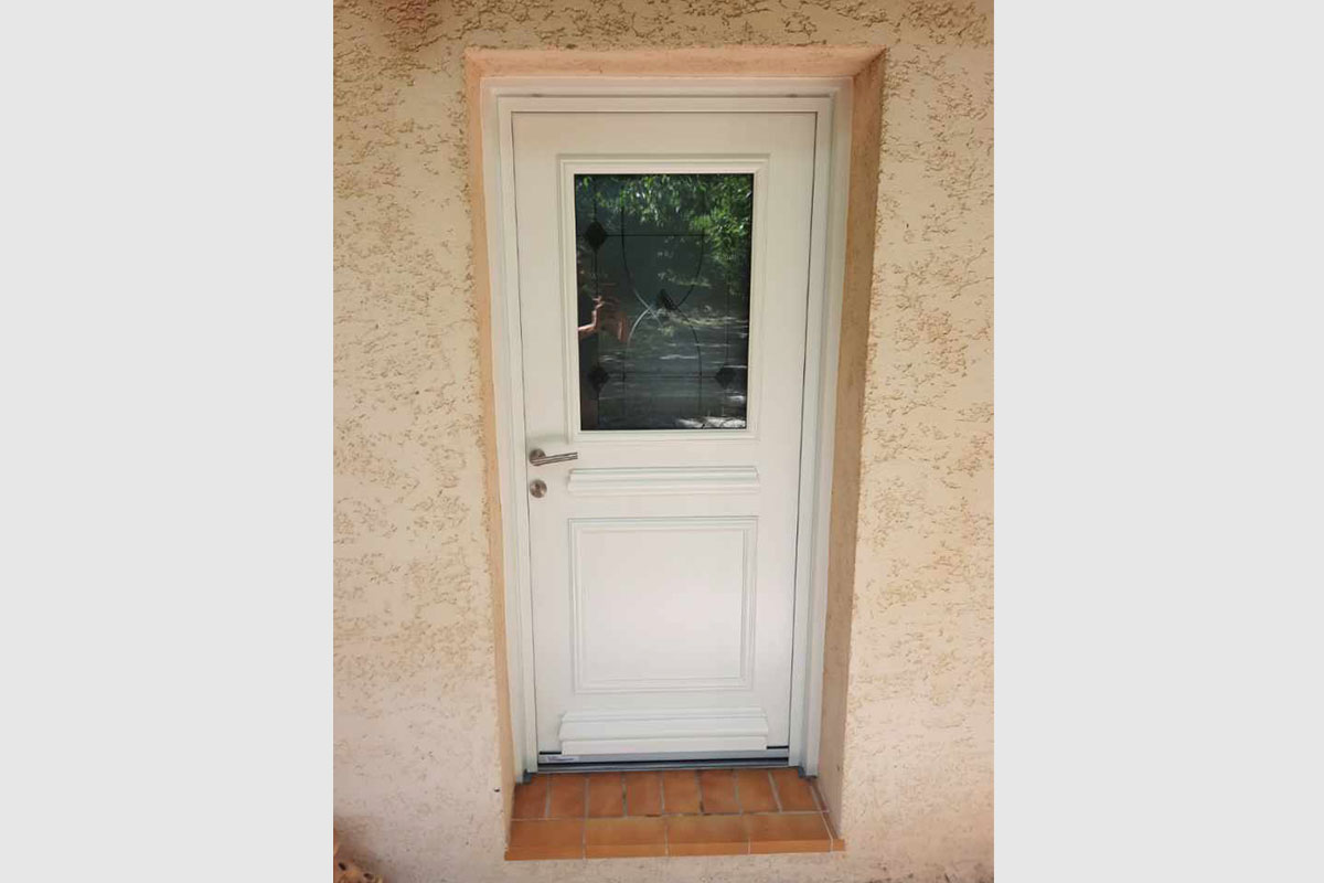 porte-entree-aluminium-marque-kline-blanche